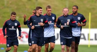 Rooney trains with England, expected to feature