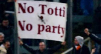 Roma's Totti sinks leaders Juve with wonder goal
