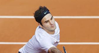 French Open: Federer scrapes past Simon
