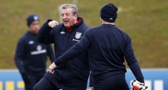 Photos: Still easy for England despite defensive problem
