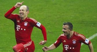 Bayern crush Hamburg 9-2 to stride towards title