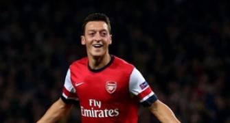 Ozil inspires Arsenal to victory over Napoli