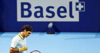 Federer's prepares World Tour Final qualification with easy win in Basel