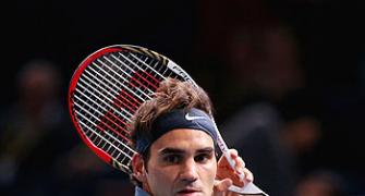 Federer advances in Paris; books 12th Tour Finals spot
