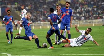 ISL: Mumbai down Kolkata to keep semis hopes alive