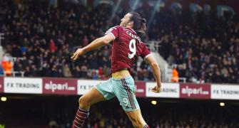 EPL PHOTOS: Carroll heads West Ham to third spot, Leicester lose