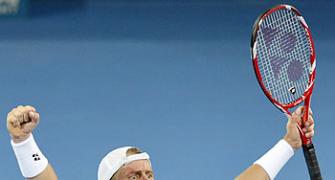 Hewitt grinds down Federer to clinch Brisbane title