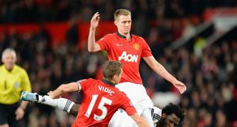 EPL PHOTOS: Moyes can smile as United sink Swansea; Chelsea on top
