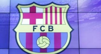 Barcelona opt for rebuilt Nou Camp, not new stadium