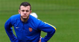 Arsenal's Wilshere out for six weeks with fractured foot