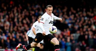 EPL PHOTOS: Rooney strikes 'wonder volley' as United down Hammers