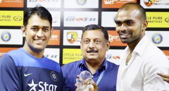 Dhoni felicitates hockey goalkeeper Sreejesh for Asiad heroics