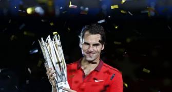 Federer downs injured Simon to win Shanghai Masters