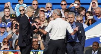 Wenger apologises for shoving Mourinho