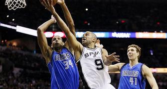NBA: Spurs edge Mavs in San Antonio to open title defense