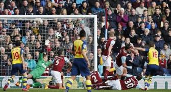 Ramsey goal helps Arsenal edge closer to Chelsea