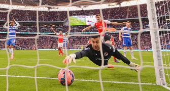FA Cup PHOTOS: Reading keeper errs to help Arsenal make final
