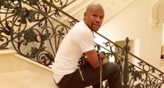 Mayweather shows off his Christmas gift, a pet tiger from INDIA!!!