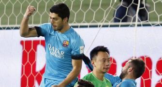 Club World Cup: Suarez 'tricks as Barcelona stroll into final