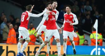 Premier League: Walcott and Giroud help Arsenal beat Man City