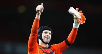 Arsenal's Cech sets new 'keeping record