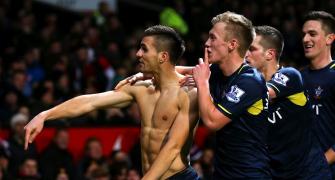 Saints sub Tadic sinks United, Arsenal cruise