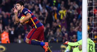 Suarez agrees new contract with Barcelona to 2021