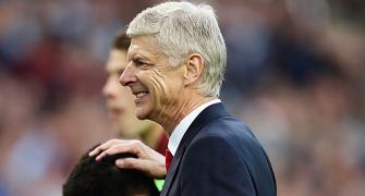 Arsenal snatch last-gasp win for Wenger's 20th anniversary