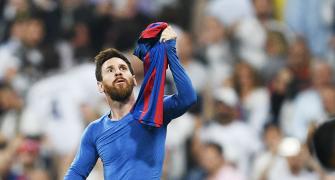 El Clasico: Messi scores late winner as Barca down 10-man Real Madrid