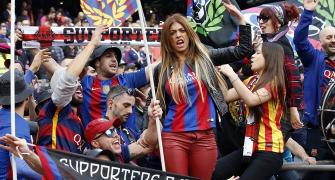 Barca fans boo coach but players rally behind him
