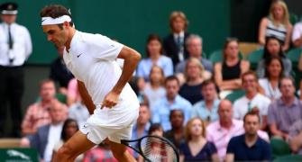 Federer subdues old-school Zverev to reach Wimbledon last 16
