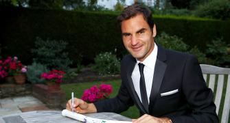 Federer beats Woods to become highest-paid athlete