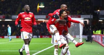EPL PHOTOS: Man United stay in touch, Spurs slump at Leicester