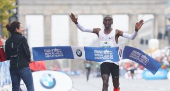 Kipchoge misses record in rainy Berlin triumph