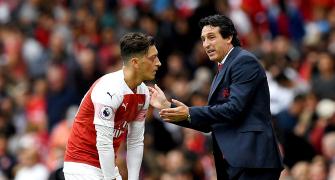Emery denies rift with Ozil after first Arsenal victory