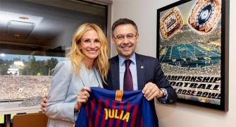 Julia Roberts cheers for FC Barcelona in pre-season match against Spurs