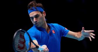 Federer must wait for 100th title