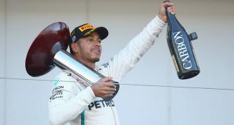 Hamilton wins in Japan; closes in on F1 title