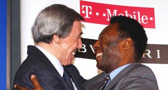 Pele pays tribute to 'goalkeeper with magic' Banks