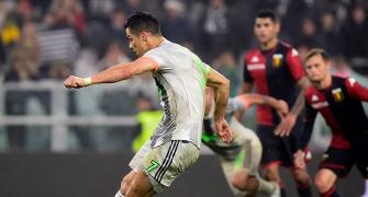Football PIX: Ronaldo's controversial penalty sinks Genoa