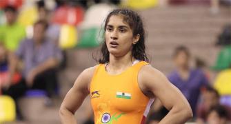 Vinesh's title hopes up in smoke at Wrestling Worlds