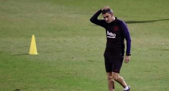 Barcelona sack coach Valverde, appoint Setien