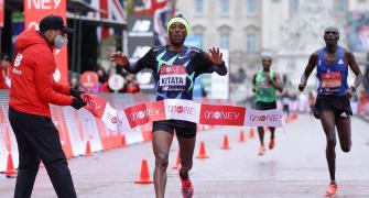 London Marathon: Kipchoge suffers rare defeat