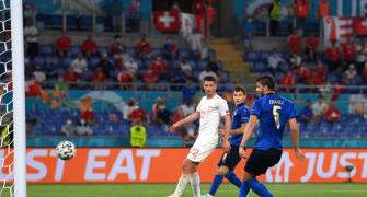 Marauding Italy first to make knockouts