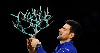 Djokovic downs Medvedev to claim Paris Masters title