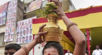Sindhu visits Mahankali temple ahead of CWG