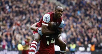 Liverpool's title hopes fade after draw at West Ham