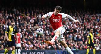 EPL PIX: Arsenal stay in title hunt with home win