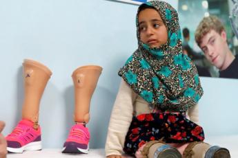 From tin cans to prosthetics: 8-yr-old Syrian takes her first steps