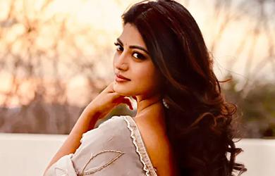 Anandhi Is The Ultimate Desi Girl Until...